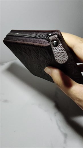 Portefeuille court multifonction pour homme avec plusieurs emplacements pour cartes, sac zippé en faux cuir vintage tendance, porte-monnaie décontracté pour un usage quotidien #minibag #maillardbag #bags #minibagtrend2026 #fashionbag #ootdaccessories #cuteminibag #bagcharm #winterbagstyle #faradaybag #moda2026 #bolso #pinkbags #pink #WorldCup #FIFA #passport #affordablefashion #bolsopequeño #bolsodesignervintage #bolsotrabajo #tote #bolsovintage #handbags #bagsoftiktok #workbag #commuterbag #spa