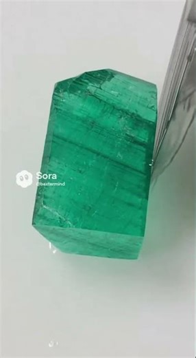 Slicing a Raw Emerald Like Butter! 💚 #Emerald #GemCutting #Satisfying #OddlySatisfying