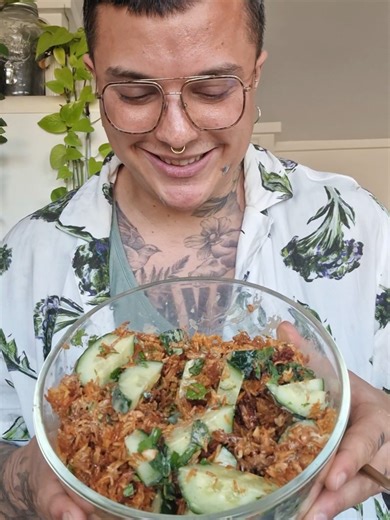 salade de riz crousti ✨️ 3 ans que c'est dans mes trucs enregistrés à tester et eeeenfin !! (j'ai vu passer mille versions entre temps jsp si y'a encore des gens qui ont pas testé mais c'est VOTRE signe 💖) . La recette ➡️ tu prends ton reste de riz, t'ajoutes 1 cas de pate de curry rouge dilué dans un petit verre d'eau et un filet d'huile dessus (si t'es HPI tu peux mélanger l'eau la pate de curry l'huile et tout mettre en 1 fois mais j'y ai pas pensé ok) Ensuite tu mets 30min à 180°C, tu peux 
