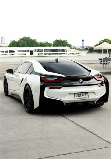 Exploring the BMW i8: A Hybrid Sports Car Icon