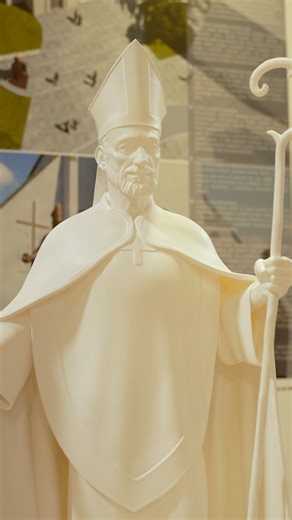 🎉 Máme víťazný návrh sochy Mikuláša 🎅 Novou dominantou historického centra mesta bude bronzová socha patróna s otvorenou náručou od sochára Mariána Grolmusa. Víťaza vybrala sedemčlenná odborná porota z 9 návrhov. Vo svete je mnoho sôch, ktoré sa stali ikonickými. Ak by niekde mal stáť svätý Mikuláš, tak v meste, ktoré už 740 rokov nesie jeho meno 🤩 📍Socha vyrastie v pamiatkovom území mesta, pred Kostolom svätého Mikuláša. 📅 Jeseň 2026 - inštalácia dočasného trojmetrového 3D modelu 📅 Rok 20