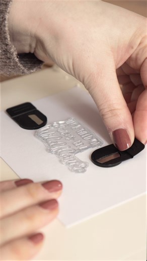 Altijd perfect stempelen! ✨ Met de Vaessen Creative Stamp Easy Pro stempel je eenvoudig en super nauwkeurig. Ideaal voor kaarten maken, scrapbooking en al je DIY-projecten! 😍 (2042-001) | Vaessen Creative