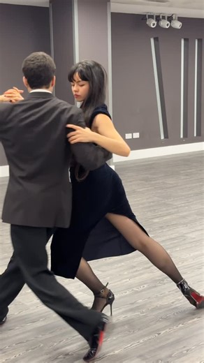 The Argentine Tango School on Instagram: "🌹 Lapices & Enrosques in the Calesita are supremely elegant Adornos for the Follower. 👠 Our advice is to bend and breath-out when doing the lapices, while streching and breathing-in when doing the Enrosques. 💫 This contrast will give to the movements all their beauty and life. NEW Beginner Classes this week in Central London 🇬🇧 👉 https://theargentinetangoschool.com/book-your-course/ We can’t wait to dance together ❤️ - Iro Davlanti-Lo & Adrien Bari