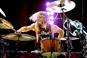 Taylor's touching tribute to Dave Grohl in final show as bandmates arrive in LA