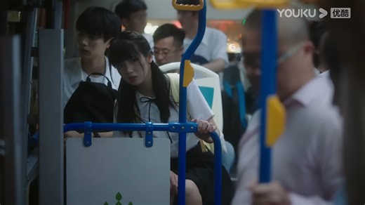 A man molested a girl on the bus, and a female classmate stepped forward to help the girl stop him. 男人在公車上猥褻女生，女同學挺身而出，幫女生制止男人 #周翊然 #张淼怡 #当我飞奔向你 | 玛丽苏剧场