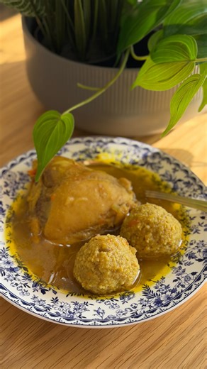 ‎Anat Elisha | ענת אלישע‎ on Instagram‎: "⁨ מרק שיפטה כורדי ליום סוער🌧️ אין טעים ומיוחד ממנו!! מתכון של חמותי שתחיה, תעבדו לפי השלבים במתכון ותחזרו לברך אותי😇 למתכון👇🏻 . 500 גרם ג׳רישה (בורגול דק) 450 גרם בשר בקר טחון 1 בצל גדול כפית שטוחה כורכום כפית מלח כפית פלפל שחור כפית בהרט . למרק: 4-6 נתחי עוף בצל גדול קצוץ עגבניה קלופה וקצוצה כפית בהרט כפית פלפל שחור כפית שטוחה כורכום כף שטוחה מלח (לפי טעם) 1/4 כוס שמן. . . אופן ההכנה: שוטפים היטב את הג׳רישה ומסננים. מעבירים לקערה ונותנים מנוחה של חצ