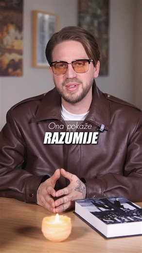 Lazar Ilic on Instagram: "Ljeto je najlakše godišnje doba za „modu“. Skineš se, koža, telo, sunce — i gotovo. To nije stil, to je temperatura. Zima je druga priča. Zima otkriva sve. Tu se vidi ko razume proporcije. Ko zna šta su materijali. Ko umije da spoji, da balansira, da gradi siluetu. Ko ima stil, a ko samo tijelo. Zimi se ne možeš sakriti iza gole kože. Tu moda mora da ima smisao, formu i znanje. Zato — ljeto je za izgled. Zima je za stil. I zimi se najjasnije vidi ko je zapravo ko. ❄️🖤"