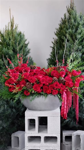 D2 FLOWER SHOP & EVENT DESIGN | BURBANK, LOS ANGELES | on Instagram: "Bibidi Babidi Boo 🎄✨ It’s that time of year again, and we’re loving every bit of it. Come shop Christmas arrangements & festive bouquets. #d2flowers #burbankflowerdelivery #flowertrends #decembercontentideas #flowers"