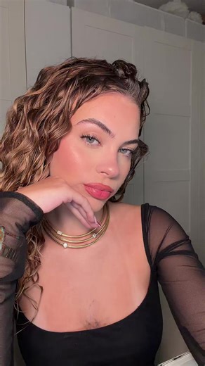 Vidéos de Mélodie (@melodie.apl) avec son original - Doretdeplatine et de diamant