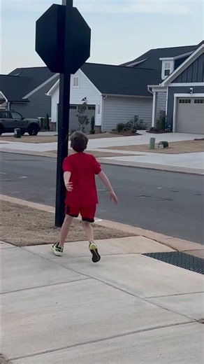 🛑🏃‍♂️ Stop Sign Jump Challenge! | Clark vs London 😄