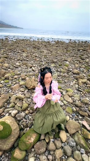 Bella Poarch on Instagram: "Living in a dream🐚"