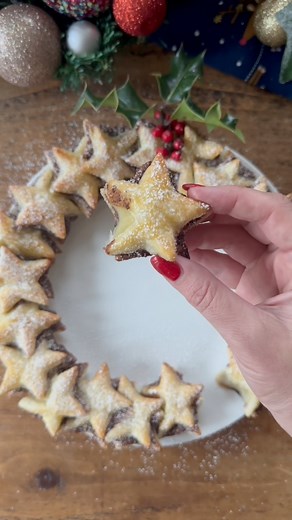 Nutella Pastry Star Wreath 🎄Spread Nutella between two sheets of puff pastry, cut out with a star cutter and brush with egg. Bake at 200c for 15 minutes and dust with icing sugar. | My Fussy Eater