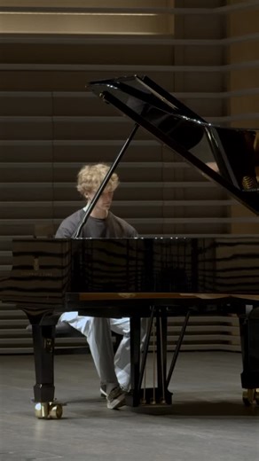 Hochschule Luzern Musik on Instagram: "Willst du komponieren? Bei uns im Pre-College gibt es jetzt neu die Möglichkeit Komposition im Hauptfach zu studieren. Hört sich das nach dir an? Dann melde dich noch bis 28. Februar an! #hsluprecollege #hslumusik #hslukomposition #musik #hslu"