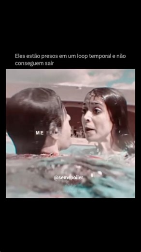 SEM SPOILER on Instagram: "Nyles (Andy Samberg) é um sujeito despreocupado que está participando de um casamento em Palm Springs. Lá, ele conhece Sarah (Cristin Milioti), a madrinha da noiva, igualmente perdida na vida. Porém, após um evento misterioso, os dois ficam presos em um loop temporal — condenados a reviver o mesmo dia repetidas vezes. Enquanto tentam lidar com a repetição infinita, Nyles e Sarah desenvolvem uma ligação inesperada, misturando comédia, romance e existencialismo. Juntos, 