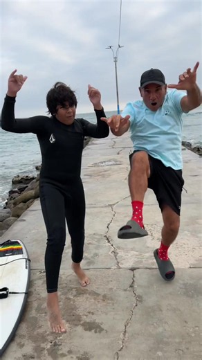San Bartolo derecha: surfear con amigos de Colegio Newton