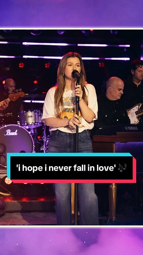 Kelly Clarkson Sings 'I Hope I Never Fall in Love'