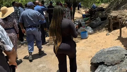 Premier Dr. Phophi Ramathuba visits the Baleni Salt Projects. The Baleni Salt Projects, located East of Giyani, is a unique initiative where women from the Mahumani community produce salt using traditional methods passed down through generations. Phophi Ramathuba #MarulaFestivalReloaded2025 #LimpopoReimagined #GoLimpopo #SwiloSwakuNandzika | Office of the Premier: Limpopo Provincial Government