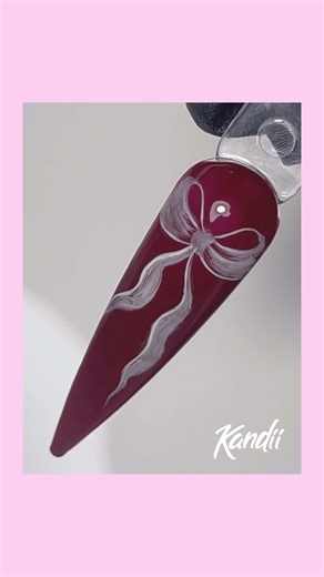Sascha har lavet den fineste og mest detaljerede sløjfe med gel paint 🎀✨ Så smukt arbejde og så mange små detaljer 😍 Se med og gem videoen til inspiration 💅💖 #kandii #kandiigirls #kandiigirlscommunity #nailart #gelpaint