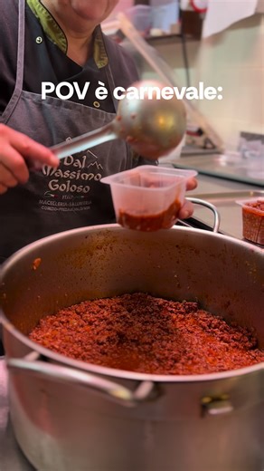 Solo da noi carnevale vuol dire pasta al ragù in piazza? 🧐🔥 E per non sbagliare, ragù anche a casa! 📍 Sulla scelta del ragù non si scherza! Ti aspettiamo in macelleria a Coredo 😝 #ragú