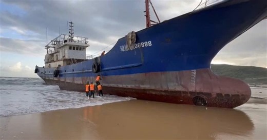 Tàu mắc cạn ở Quảng Ngãi chỉ cách đường ống dẫn dầu Dung Quất 200m