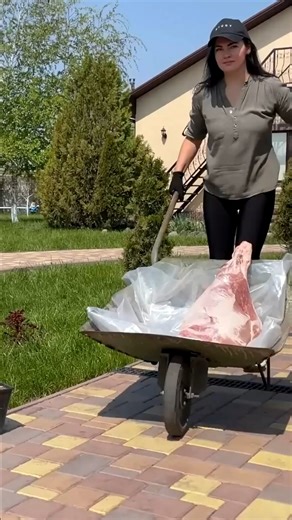 Special recipe for roasting a big beef thigh in the ground! #cooking #food #foodie #foodporn #instafood #foodphotography #foodblogger #foodlover #foodstagram #homemade #yummy #delicious #chef #dinner #cook #healthyfood #tasty #instagood #kitchen #homecooking #foodies #lunch #love #foodgasm #baking #cookingathome #foodpics #eat #recipes #healthy | Food Daily