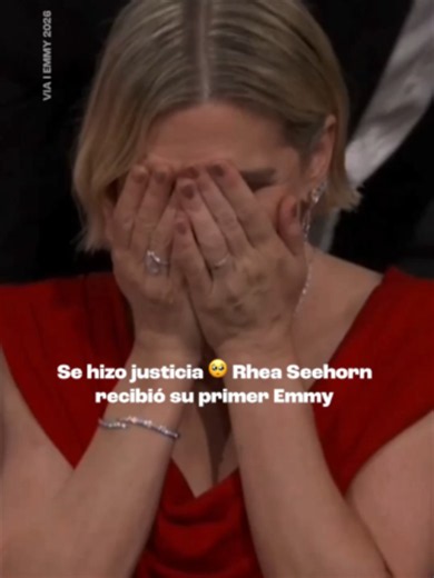 Después de años de habernos dejado la piel de gallina con sus actuaciones, Rhea Seehorn finalmente levanta su primer Premio Emmy. 🥹🏆 cc: Emmys 2026 #Emmys2026 #Emmys #RheaSeehorn #Pluribus
