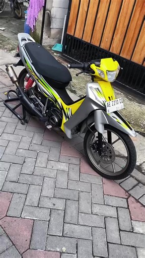 Silakan FIZ R thn 2001, Surat lengkap off, Plat off dari 2024 / Pajak off dari 2022 (plat AE) Warna tembus KUNING Motor sudah siap pakai, Mesin std porting harian touring, mesin halus dan kelistrikan nyala normal, pengapian ori, dobel stater jringg.. Kaki* oke, body utuh seperti di foto, siap pakai... -Velg BRT CHEMCO -Ban d/b IRC -Knalpot ANDY SPEED -Skok belakang tabung YSS -Jagang t/p KROM -Postep belakang KROM -Tutup tromol KROM Info lebih lanjut silakan langsung lanjut wa.. Harga 13.5 nego 
