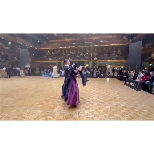 石井杏奈 on Instagram: "撮影合間にお願いした、贅沢な練習。 Kristjan Kuusk先生😊 この動画からも分かるように、 ボールルームではリーダーが踊りながらフロアを見て、 進むラインを瞬時に判断します。 その情報は、 ホールドとボディコネクションを通して フォロワーに伝わっていく。 そして、#10DANCE には 豪華なダンサーがたくさん出演されているのでそこも注目ポイントです☺︎‼︎ @netflixjp"