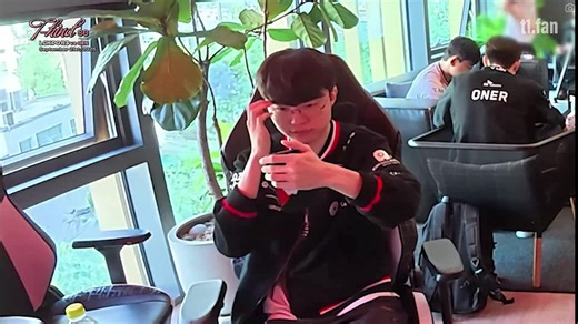 Faker's Adorable Morning Habit After Napping