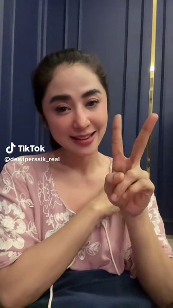 Dewi Perssik Karaoke: Enjoy Your Weekend