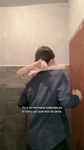 Bailando en el baño con mi hermano