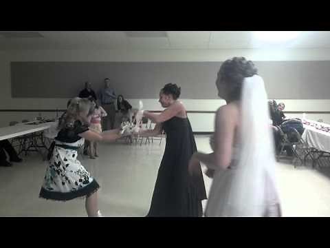 Crazy Bridesmaid fights for Bouquet