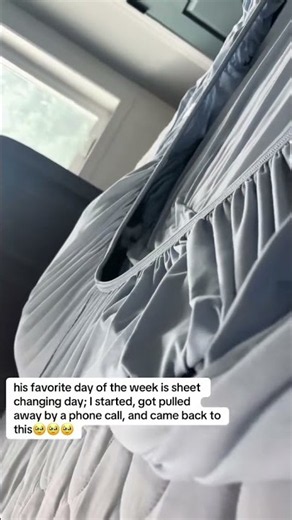 Cats and sheet-changing go hand in paw🥰