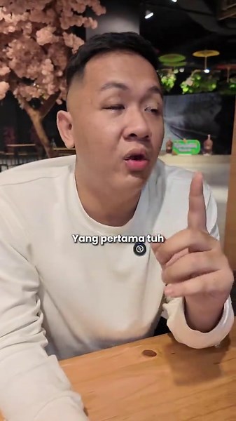 Bahas gimana toko-toko 'lama' bisa bertahan sekarang🧐 yaitu harus bisa nangkep demand-nya dengan ngikutin tren bisnisnya Sekarang trennya mengarah ke social commerce kayak @TikTok Shop by Tokopedia Contohnya kita bahas toko game legend @PS ENTERPRISE PRIME GROUP yang bisa survive karena bisa catch demand di social commerce Kalo pengen cari tau kisah-kisah seller sukses lainnya bisa langsung klik link atau scan barcode yang ada di video ini