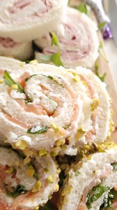 29K views · 133 reactions | ✨ Finger food BUONISSIMO e SENZA COTTURA Ingredienti 3 fette pane per tramezzini 200 g salmone 20 g granella di pistacchi 3 fette pane per tramezzini 70 g prosciutto cotto q.b. maionese | CuciniAmo con Chicca | Facebook