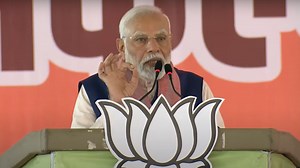 PM Modi in Akola: ‘सत्ता में आने पर शाही परिवार का ATM बन जाते हैं राज्य’, अकोला में कांग्रेस पर जमकर बरसे पीएम मोदी