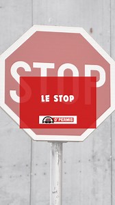 Les règles & interdits à un STOP⬇️ * Tu dois céder le passage à droite ET à gauche qui sont sur la route prioritaire ↔️ * Tu dois marquer l’arrêt complètement avant de traverser la ligne (compte 3 sec dans ta tête afin d’être sûr) ✋ * Le stop glisser est interdit même si la route est dégagé 🛑 * Vérifie bien la circulation dans les deux sens et assure-toi qu’il n’y ai aucun véhicules ou piétons avant de continuer 👀 * Tu n’as pas le droit de doubler un autre véhicule au stop ❌ * L’amende en cas 