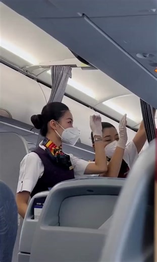 中国国航美女空姐穿制服在客舱内帮助整理行李#stewardess #flightattandant #制服 #uniform 空姐 #美女 #prettygirls #airlienes #