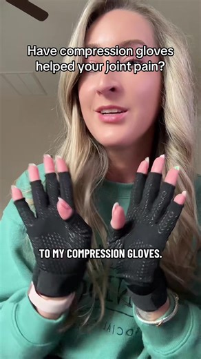 Got a new pair since I lost my last pair! But these I swear by, and although it doesn’t take away ALL the pain, I feel like it does help a bit! Drop your recommendations on hand pain/swelling in the comments 🙌🏼 #lupuswarrior #lupusawareness