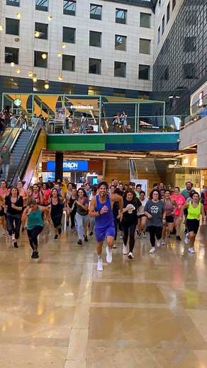 Cesc Escolà | Terminando la masterclass @lilladiagonal con una sardana en versión fitness dance 😜💃🏽 Gracias a tod@s por vuestra energy familia 🙏🏻🤍... | Instagram