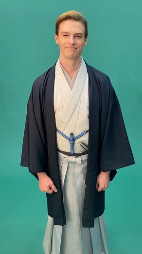 家庭画報一月号特集「辰年生まれの時代の顔がまとう 年男年女の正月きもの」に村雨辰剛さんが登場！ 辰剛の辰は、辰年生まれに由来するのだそうで、今回の特集にぴったりな村雨さん。堂々とした佇まいで、上品に着物を着こなします。またことわざや慣用句を使いこなすほどに日本語も堪能です。インタビューにもご注目ください！ #村雨辰剛さん #家庭画報 #kateigaho #きもの #着物 #kimono #小池百合子 さん #鈴鹿央士 さん #上白石萌歌さん #大島優子 さん #山本耕史 さん | 家庭画報
