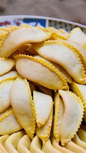 Gazelle Horn Pastries (Almond Crescent Cookies) 😍 #Gazelle #Horn #Pastries