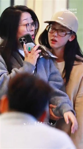 🐱Mèo con say rượu đỏ bừng mặt mũi bám mẹ kế chờ xe đón về ~ Hôm qua Đô Đô tham dự tiệc kín cùng với đoàn phim 《Nhạn Hồi Thì》, nhân dịp 11 năm Giải thưởng Văn Vinh tại Hoành Điếm. Thực sự dễ thương đien huhu, uống rịu không tốt xíu nào nhưng thỉnh thoảng ai chọc nhỏ này ún gụ cho xem nhỏ đáng yêu nhường nào được hông 🥺 #TrầnĐôLinh #陈嘟灵 #ChenDuLing | Trần Đô Linh, mọi dịu dàng gửi tặng em •『都因为你来, 灵魂充满爱』