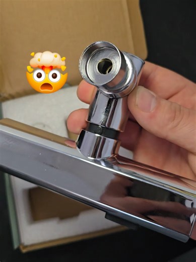 Multifunktionaler Wasserhahn-Duschkopf für Bad & Küche Dieser vielseitige Wasserhahn-Duschkopf ist die ideale Lösung für mehr Flexibilität im Alltag – sowohl im Badezimmer als auch in der Küche. Dank seines praktischen Designs lässt er sich einfach am Wasserhahn montieren und verwandelt ihn im Handumdrehen in eine komfortable Handbrause. Ob zum Haarewaschen im Waschbecken, zum Reinigen des Beckens oder zum gründlichen Abspülen von Obst, Gemüse und anderen Gegenständen – der Multifunktions-Duschk