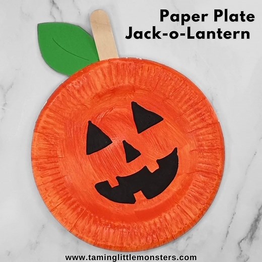 Paper plate Jack o'Lantern craft. This is an easy craft to try this Halloween. Even preschoolers can join in on the fun with this art project. | Taming Little Monsters