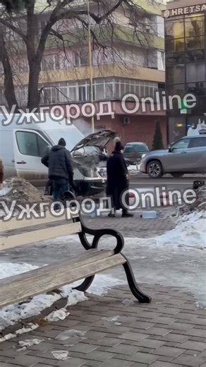 Ужгород Онлайн on Instagram: "В Ужгороді під час руху загорівся Mercedes Sprinter. Близько 17:00 на вулиці Івана Чендея спалахнув білий мікроавтобус. Водії, які проїжджали повз, самостійно загасили вогонь ще до приїзду рятувальників. Постраждалих немає, причини загоряння з’ясовують."