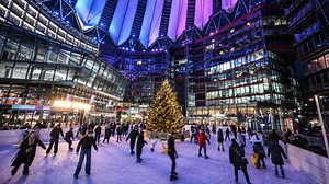 Berlin: Winter-Wonderland mit Kunstschnee und Schlittschuhbahn am Potsdamer Platz