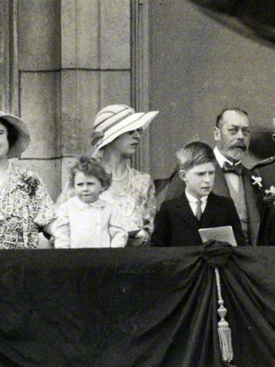 The Royal Family on the balcony of Buckingham Palace. #royalfamily #history #buckinghampalace #🇬🇧 #britishroyalfamily