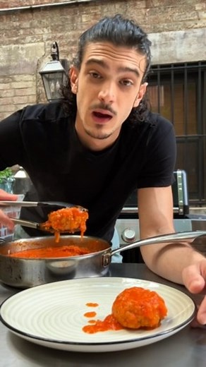 Classic vegetarian Italian meatballs 🍆🌿 Polpette have endless possibilities, everything you can shape in a ball is a polpetta, no matter the sauce. The ingredient that never misses is Breadecumbs, for the best result make it yourself from a good loaf of bred. It’s kinda hard giving you the quantities. Add 1 egg for every 150g of eggplants and just go to taste with all the other ingredients. Let your creativity run free and respect your taste, if you think it needs garlic, just add it. I mixed