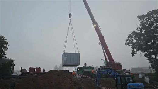 (nl) Und los geht's am frühen Morgen 🌙 mit großem Gerät - einer von vielen Schächten, die zum Bau der Trinkwasserleitung 💧 nach Guttenbach und zum Bau der Abwasserdruckleitung 🚽 nach Obrigheim gebraucht werden, wird heute an Ort und Stelle gebracht 🏗 | Gemeinde Neckargerach